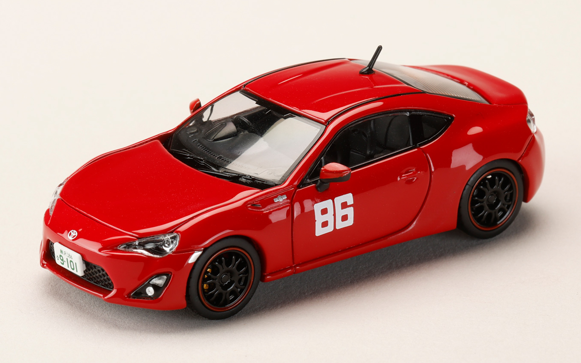 ボディ材質はダイキャスト製で塗装済みの完成品。ディスプレイ用モデルのため可動部や開閉機構はない