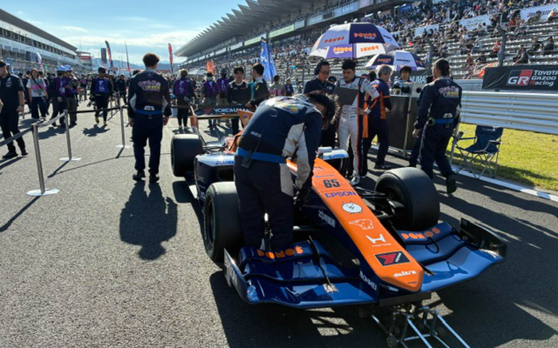 イゴール・オオムラ・フラガ選手。9日のラウンド9のスターティンググリッドで。オレンジ色のマシンが常に戦う姿勢だった