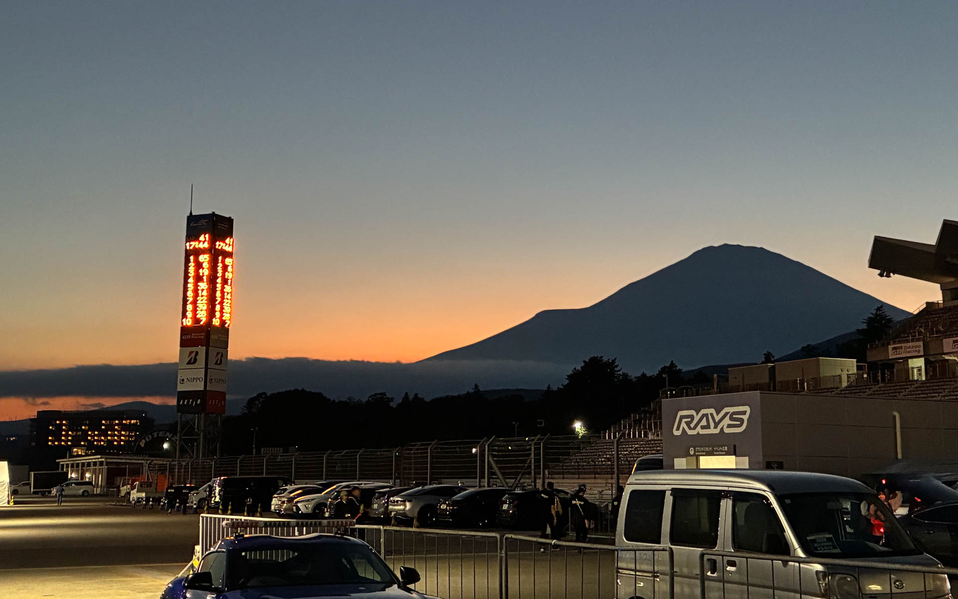 夕暮れの富士スピードウェイ。美しいが「戦いすんで日が暮れて」という言葉が思い出されちょっと物悲しい