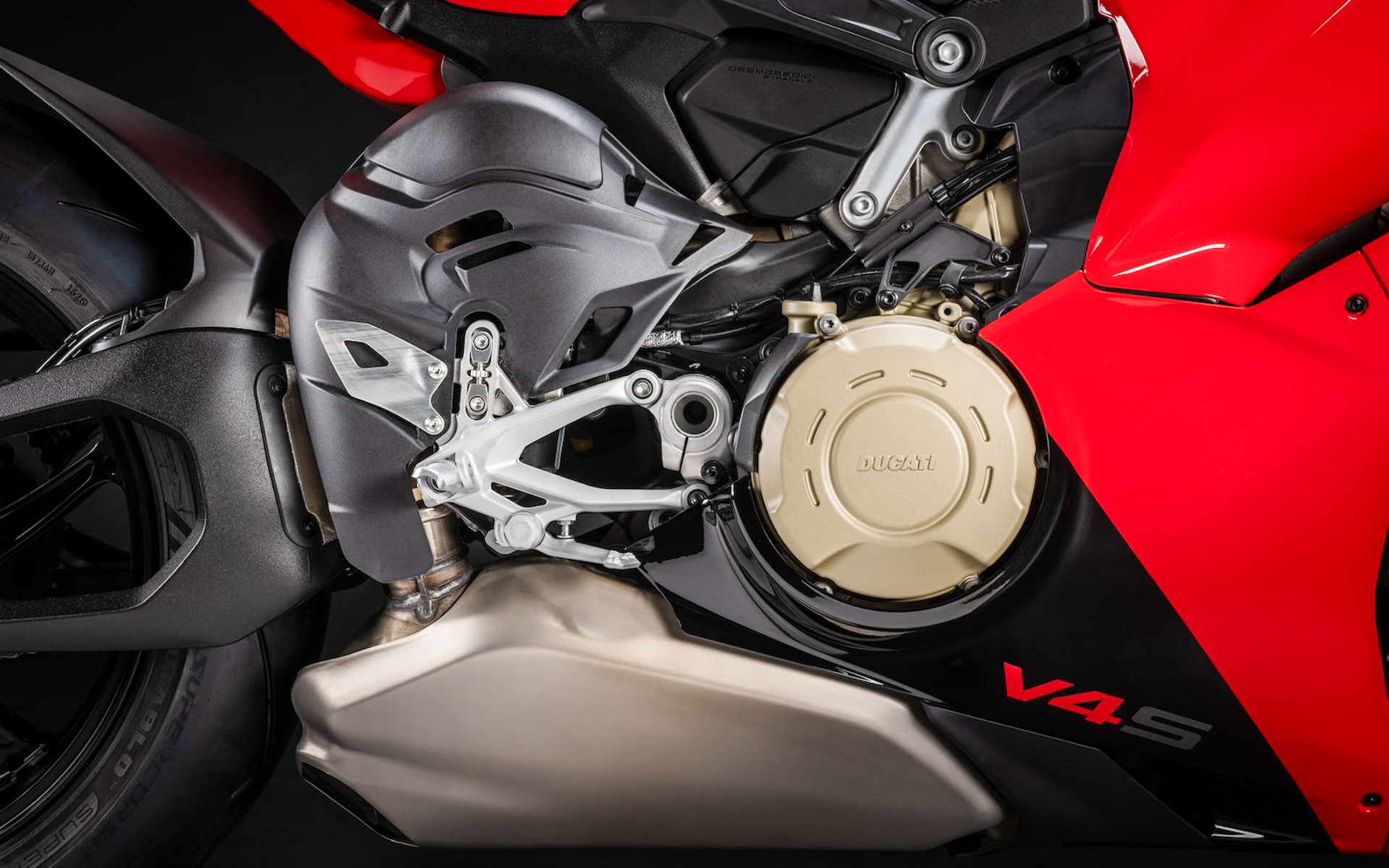 MotoGPマシン直系テクノロジーをフィードバックした「デスモセディチ・ストラダーレ・エンジン」を搭載