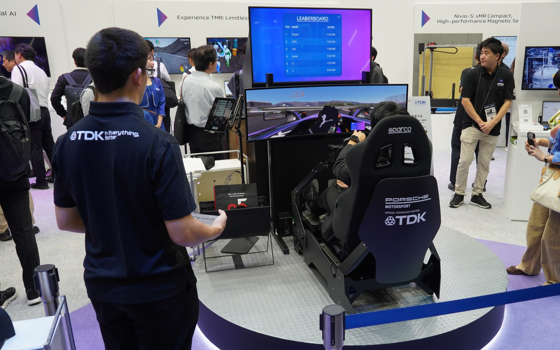 ブースにはポルシェモータースポーツと技術提携をした関係からシミュレータを展示。人気で行列ができていた
