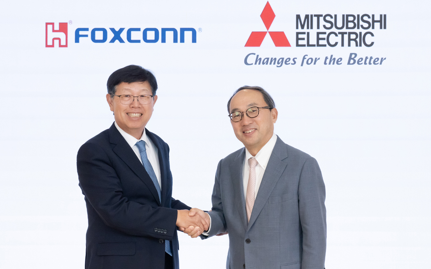 鴻海精密工業 董事長 劉揚偉氏（左）、三菱電機株式会社 執行役社長 漆間啓氏（右）