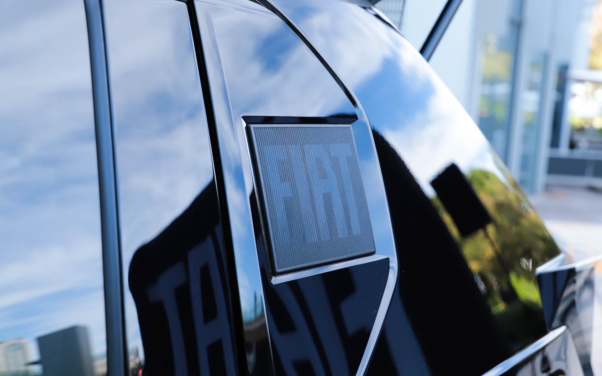 Cピラーのパネルは見る角度によって4本のラインとFIATの文字が変わるデザイン
