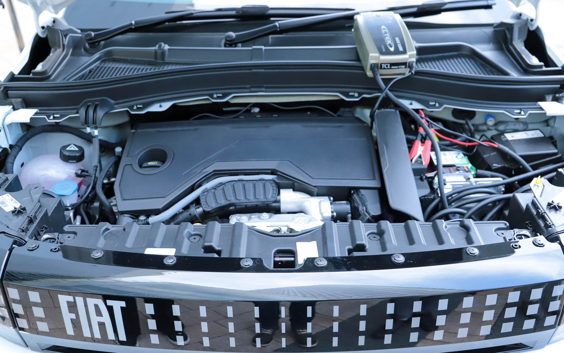 最高出力74kW（101PS）/5500rpm、最大トルク205Nm/1750rpmを発生する直列3気筒DOHC 1.2リッターターボエンジンを搭載。48Vマイルドハイブリッドシステムを搭載し、エンジンと電動モーター、6速DCTの組み合わせにより、システム合計最高出力は110PSとなる