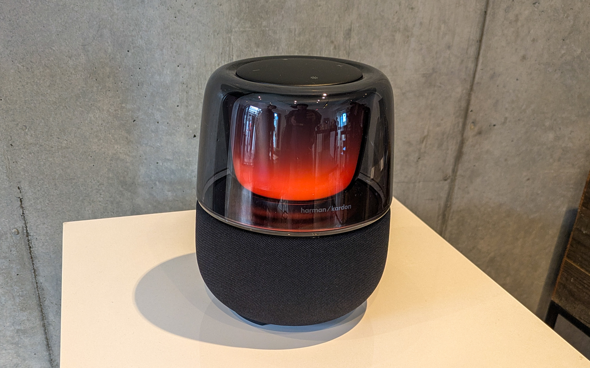 参考出品されていたハーマンカードンのBluetoothスピーカー「アルーア（ALLURE）2」は、アイコニックな透明ドームと、音楽にシンクロするアンビエントライトを搭載。AIサウンドブーストと独自スピーカー構成で、バランスの取れた豊かなサウンドを奏でる
