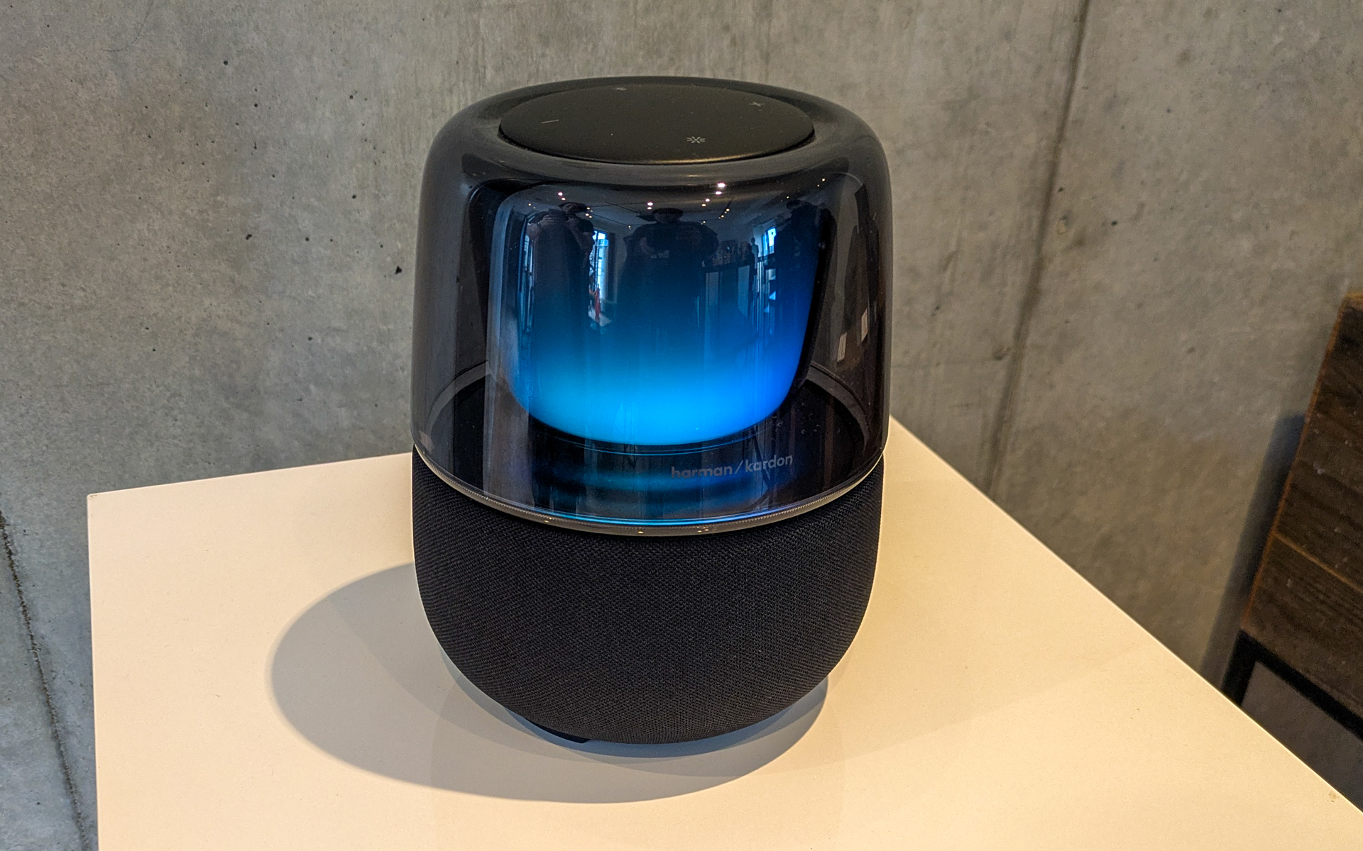 参考出品されていたハーマンカードンのBluetoothスピーカー「アルーア（ALLURE）2」は、アイコニックな透明ドームと、音楽にシンクロするアンビエントライトを搭載。AIサウンドブーストと独自スピーカー構成で、バランスの取れた豊かなサウンドを奏でる