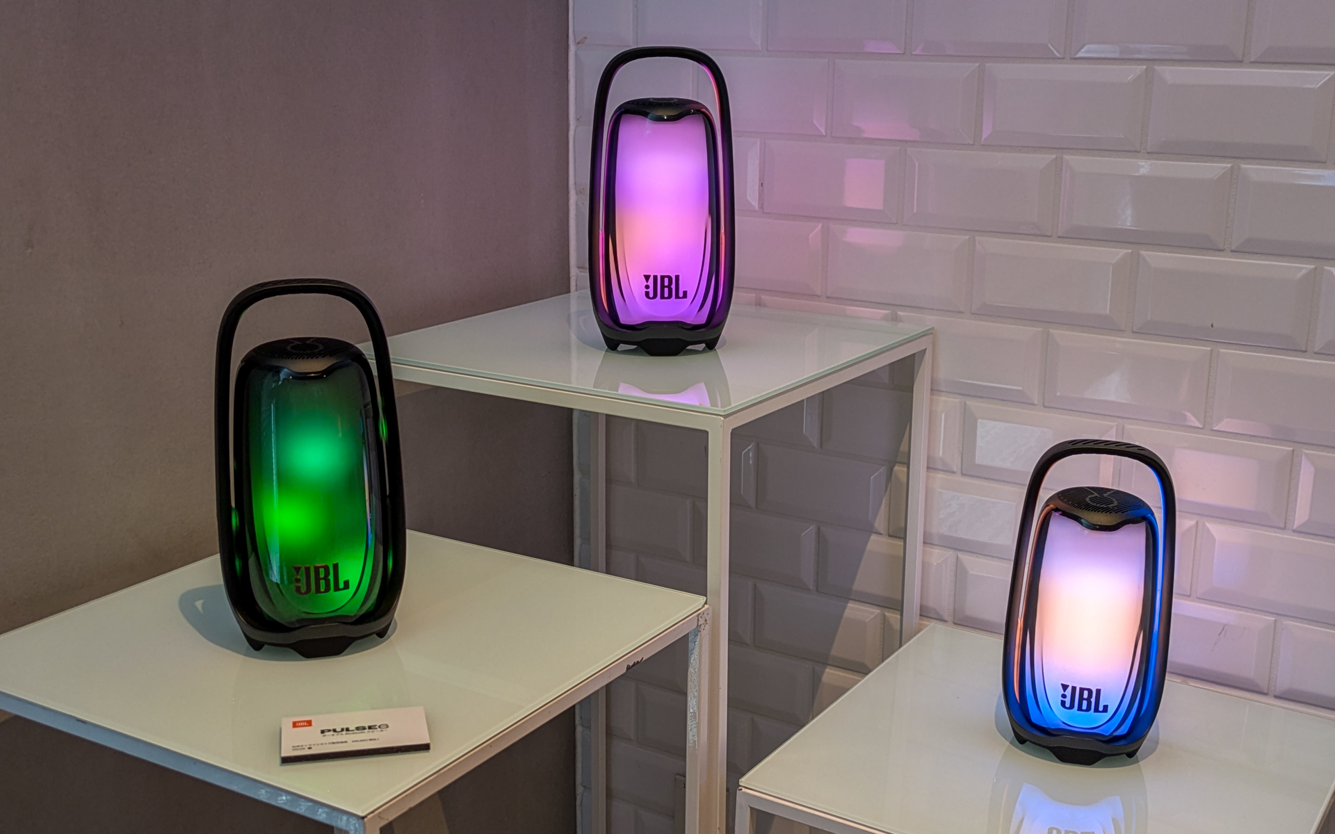 9月に発売したポータブルBluetoothスピーカーの新製品「パルス（Pulse）6」も展示。216基のLEDによる立体的なライトショーとAIサウンドブーストによる進化したJBLプロサウンドを実現。粉塵がスピーカー内部に侵入せず、水深1.5mの水中にスピーカーを最大30分間浸けても浸水しないレベルの防塵防水対応IP68を取得していて、風呂場やプール脇での利用も可能