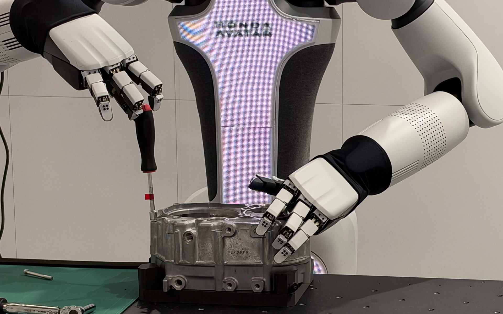 AIサポート機能を用いてネジ締めを行なうアバターロボット