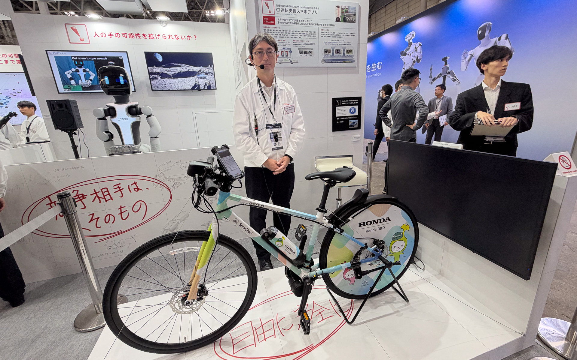 2輪車の事故を減らす取り組みとなる「CI運転支援スマホアプリ」展示
