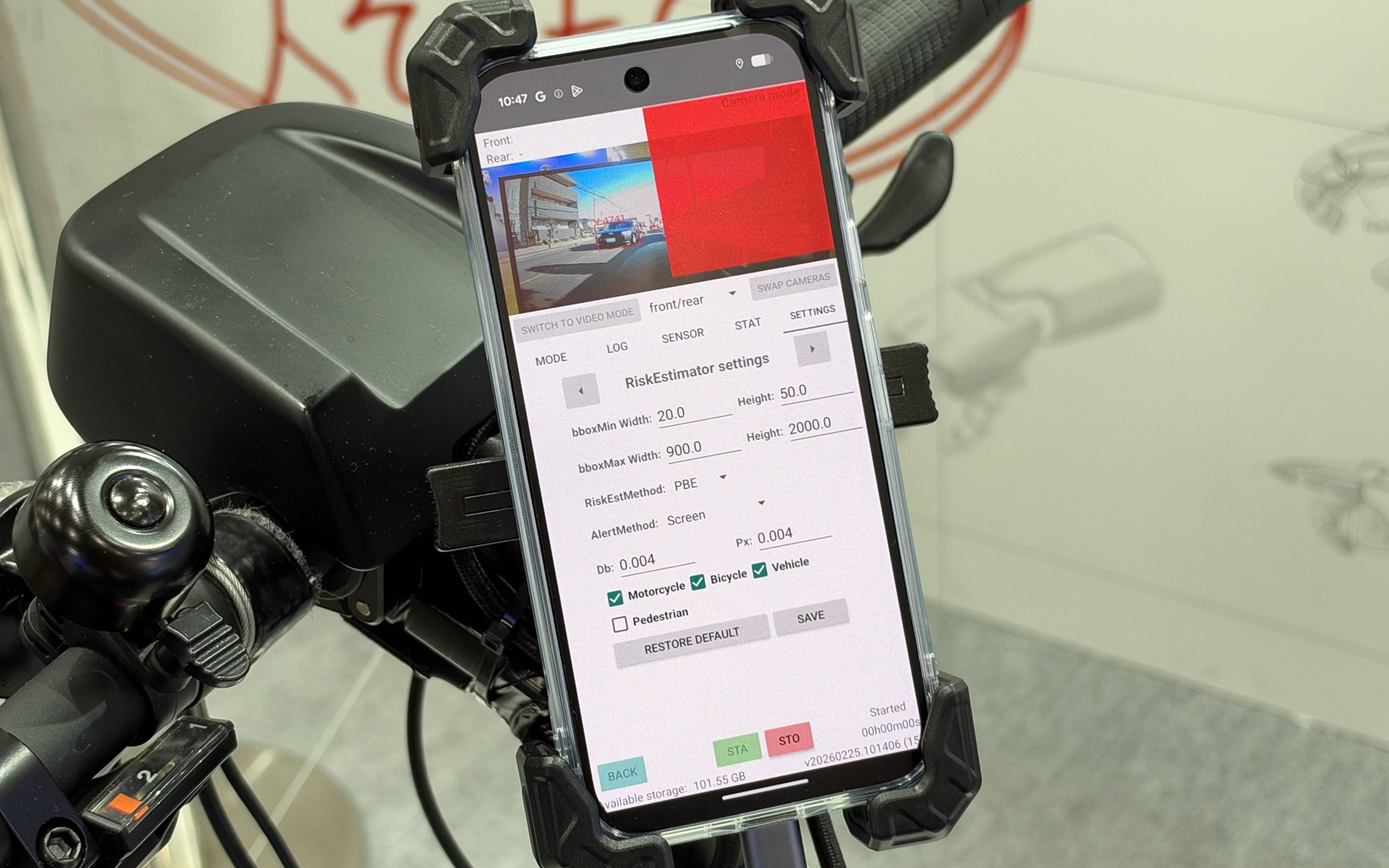 カメラからの映像をスマホで解析してワーニング。この例では右からの追い越しを音と光で警告している