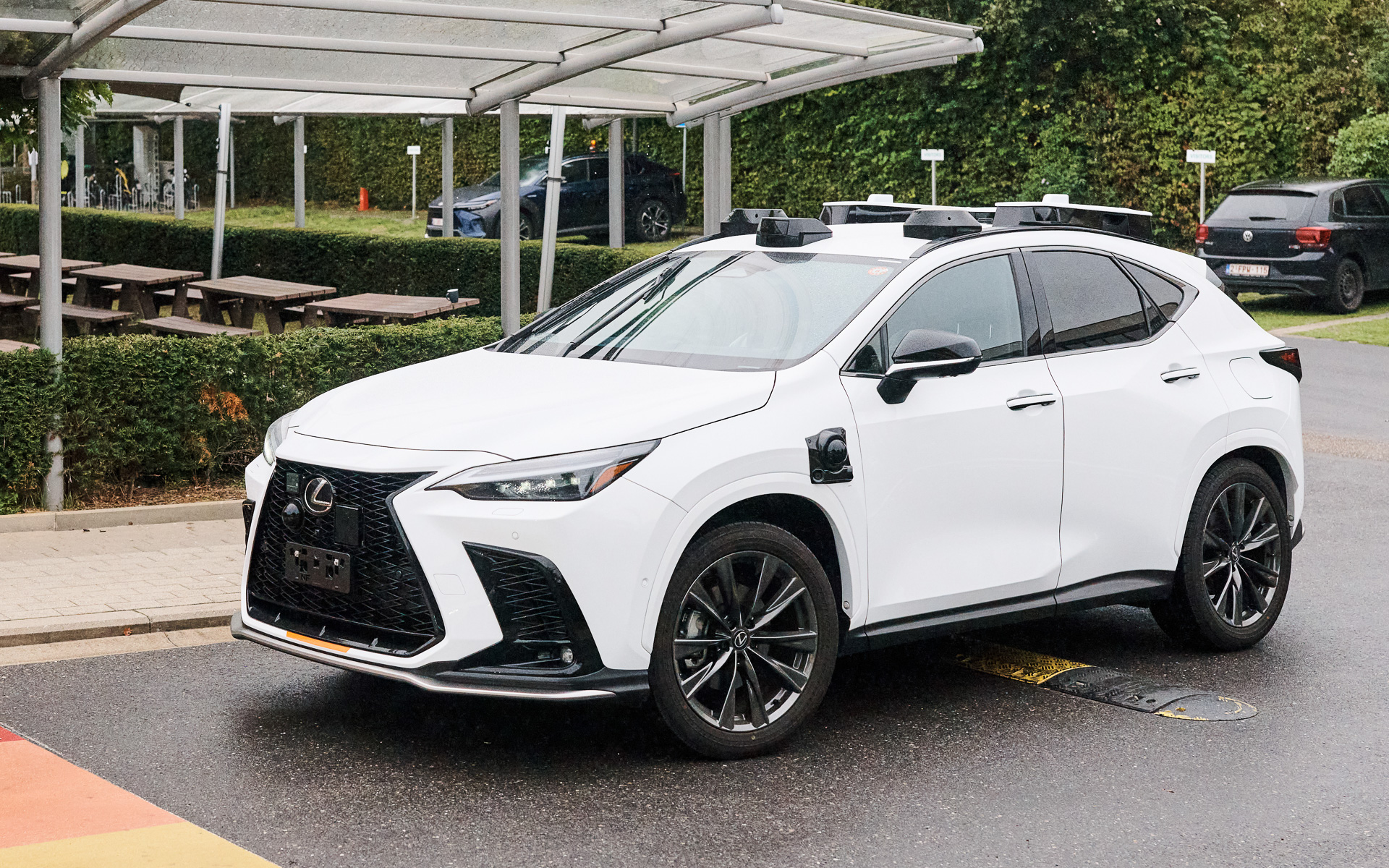 トヨタ独自のAIを搭載したレベル2＋＋自動運転実験車。E2Eの自動運転機能を装備する。実験車であるものの、実際の外観を外部に公開するのは欧州が初めてとなった
