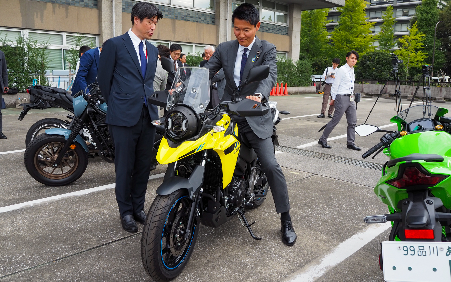 スズキ「V-Strom 250」×朝日国土交通副大臣