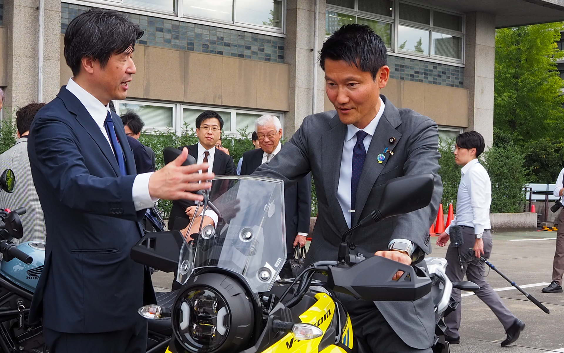 スズキ「V-Strom 250」×朝日国土交通副大臣