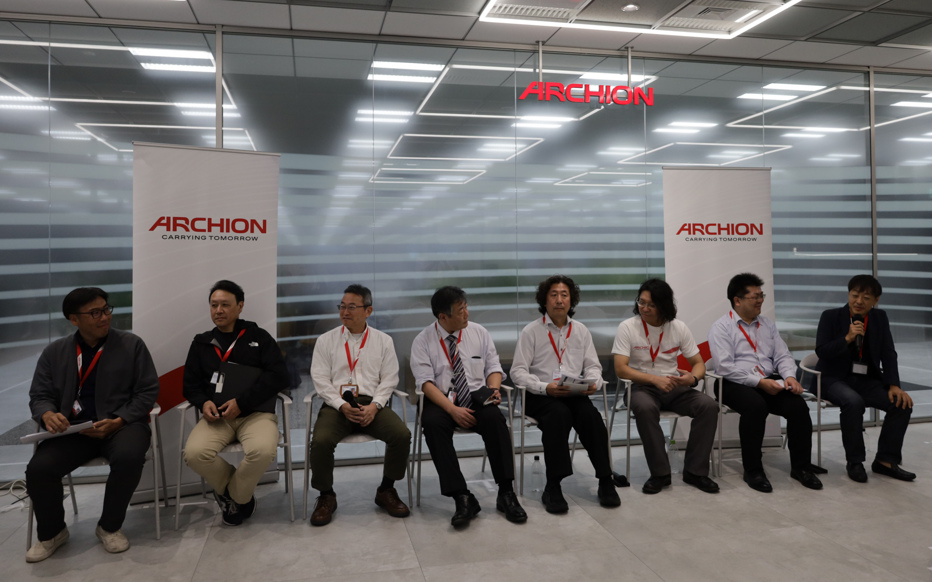 第3回メディア向け説明会「ARCHION media connect Vol. 3」は現場を動かすR&Dメンバーによる座談会を中心に構成された。写真は左から、組織担当の上田悠樹氏、栗田志朗氏、設備担当の有馬昭彦氏、田上佳弘氏、プロセス担当の久保田修二氏、端本健氏、技術ロードマップ担当の小関哲郎氏、野村隆氏