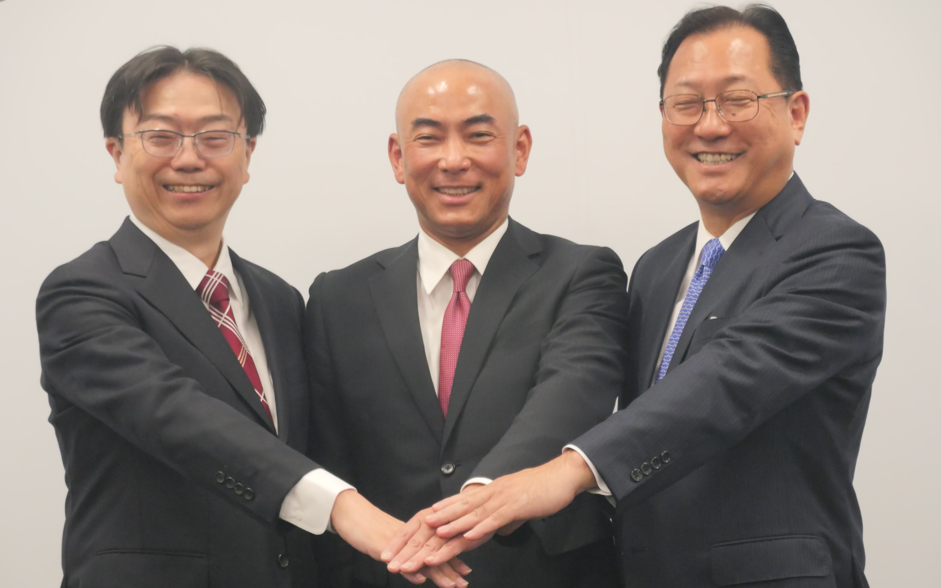 三菱電機株式会社 執行役副社長 インダストリー・モビリティビジネスエリアオーナーの加賀邦彦氏、三菱電機モビリティ株式会社 取締役社長の田中和徳氏、鴻海精密工業股份有限公司 EV最高戦略責任者（CSO）の関 潤氏