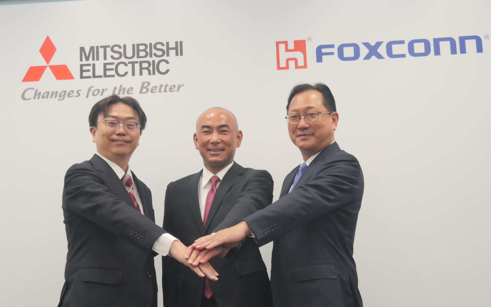 （左から）三菱電機株式会社 執行役副社長 インダストリー・モビリティビジネスエリアオーナーの加賀邦彦氏、三菱電機モビリティ株式会社 取締役社長の田中和徳氏、鴻海精密工業股份有限公司 EV最高戦略責任者（CSO）の関 潤氏