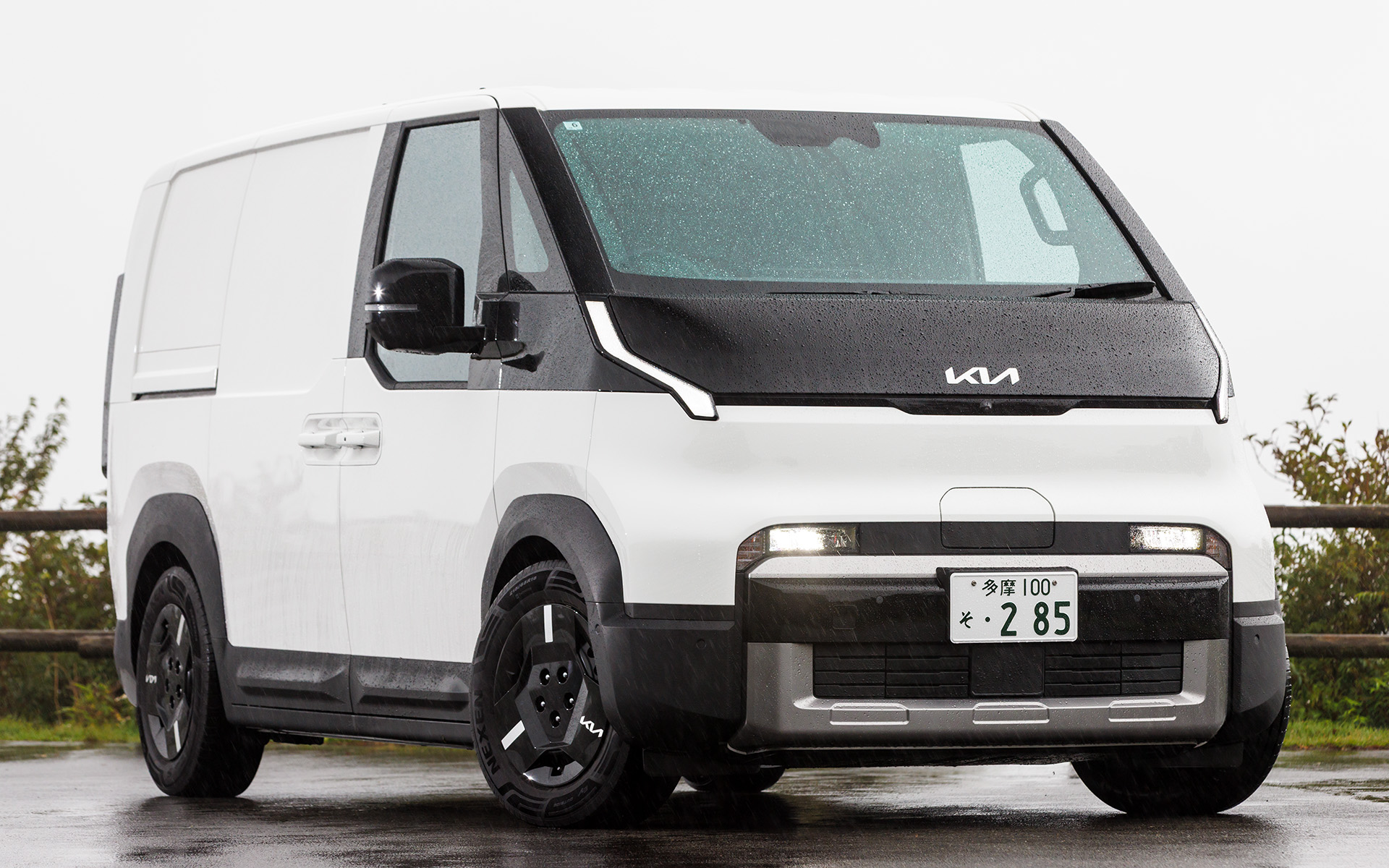 PV5 カーゴ（スタンダード）。ボディサイズは4695×1895×1925mm（全長×全幅×全高）、ホイールベースは2995mm。バッテリサイズは71.2kWhのロングレンジと51.5kWhのスタンダードの2種類が設定されており、WLTCモードの一充電走行距離はロングレンジが528km、スタンダードが379km