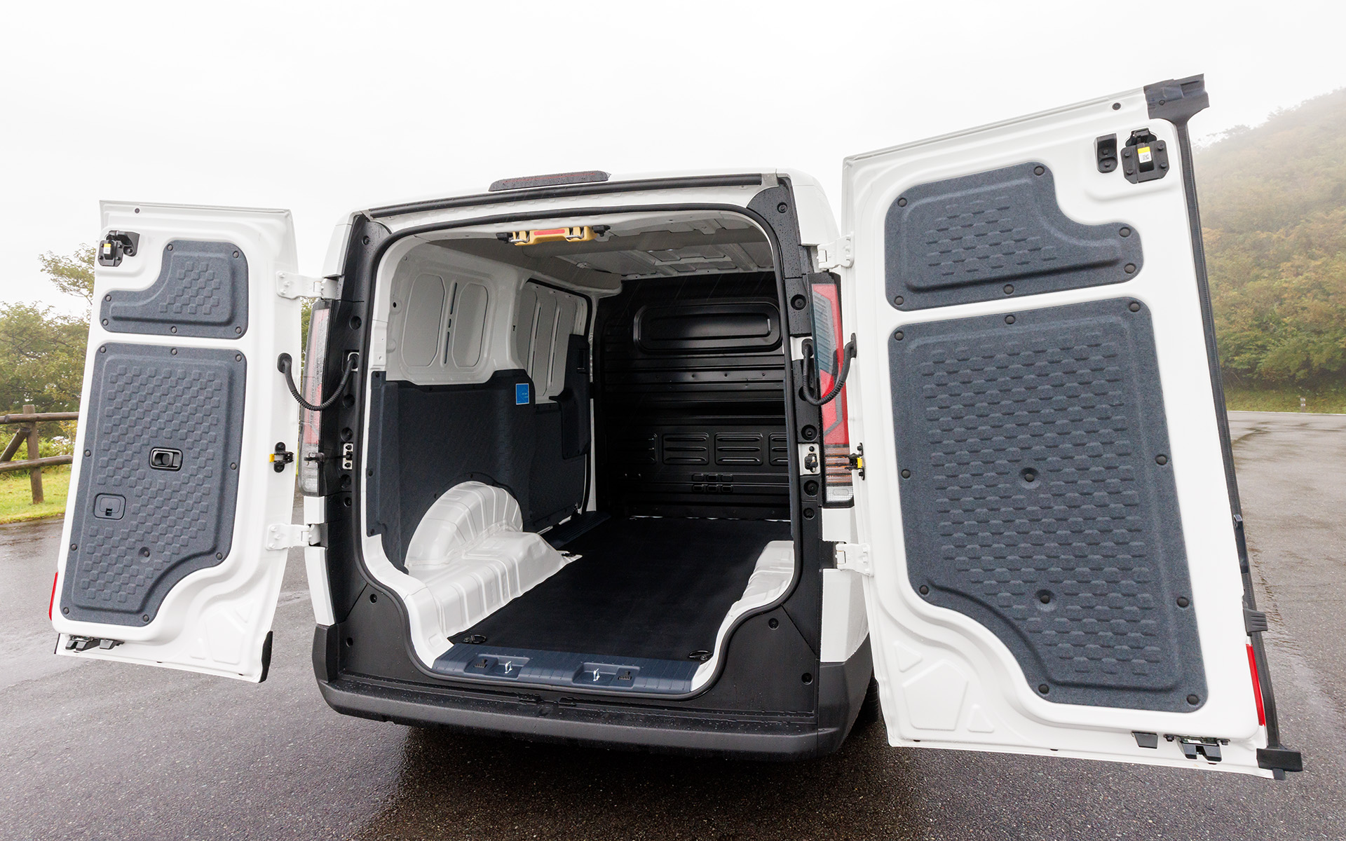 カーゴの荷室容量は4420L。観音開き式バックドアは90度で保持でき、ロックを解除すると最大180度まで開放可能。最大積載量はロングレンジで550kg、スタンダードで650kg