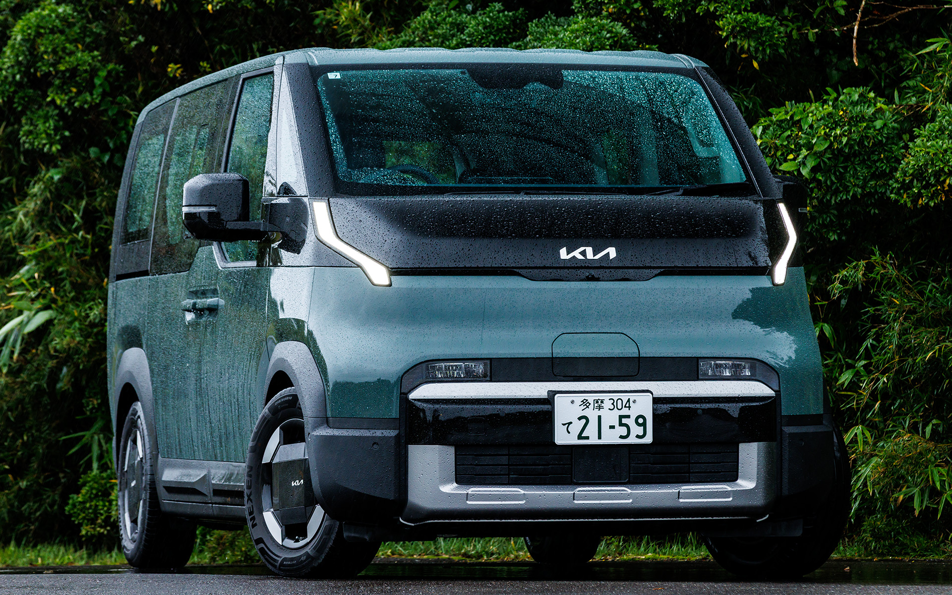 PV5 パッセンジャー（ロングレンジ プラス）。ボディサイズとホイールベースはカーゴと同等。バッテリサイズはカーゴと同じ71.2kWhのロングレンジと51.5kWhのスタンダードで、グレードはロングレンジのプラス、スタンダードのプラス、スタンダードのベーシックの3種類となる
