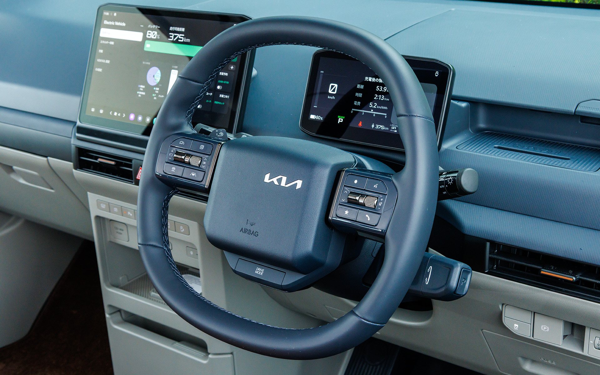 ステアリングは2本スポークタイプ。左スポークには運転支援機能などのスイッチ類を、右スポークにはオーディオ関連のスイッチを配置