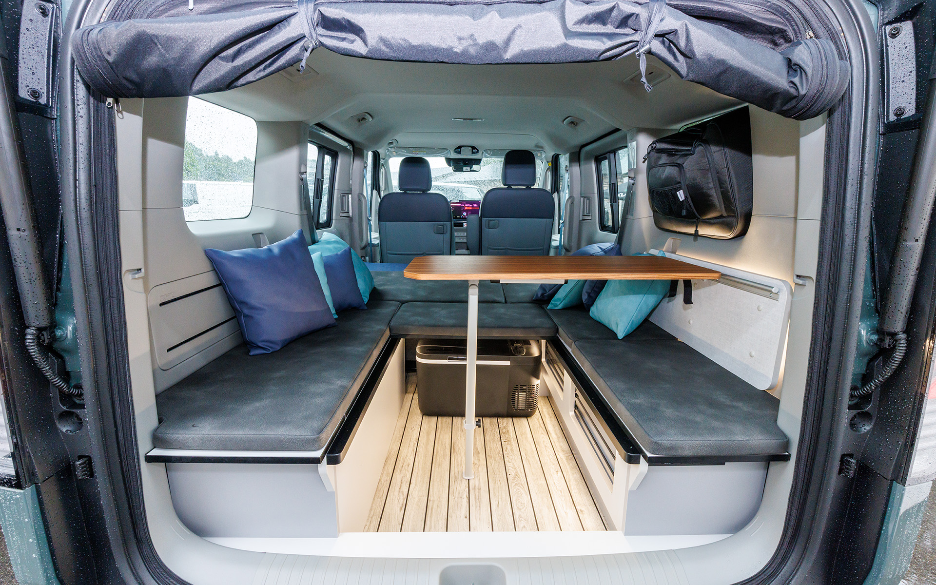 LACモービルはパッセンジャーをベースとした「LAC EV CAMPER」を展示。テーブルやマットレス、冷蔵庫用シガーソケットなどを搭載し、そのまま車中泊ができるような仕様となっている。PV5はエアコンを後付けしなくても済むということで、手軽に快適なキャンピングカー生活が始められるとのこと