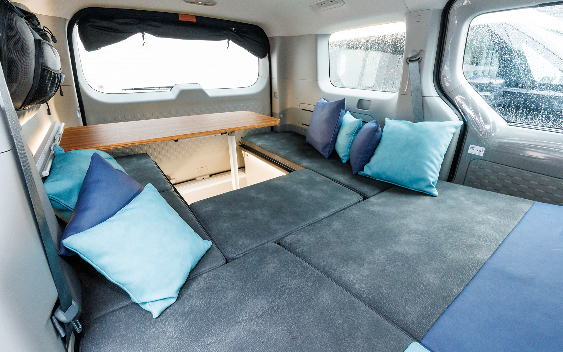 LACモービルはパッセンジャーをベースとした「LAC EV CAMPER」を展示。テーブルやマットレス、冷蔵庫用シガーソケットなどを搭載し、そのまま車中泊ができるような仕様となっている。PV5はエアコンを後付けしなくても済むということで、手軽に快適なキャンピングカー生活が始められるとのこと
