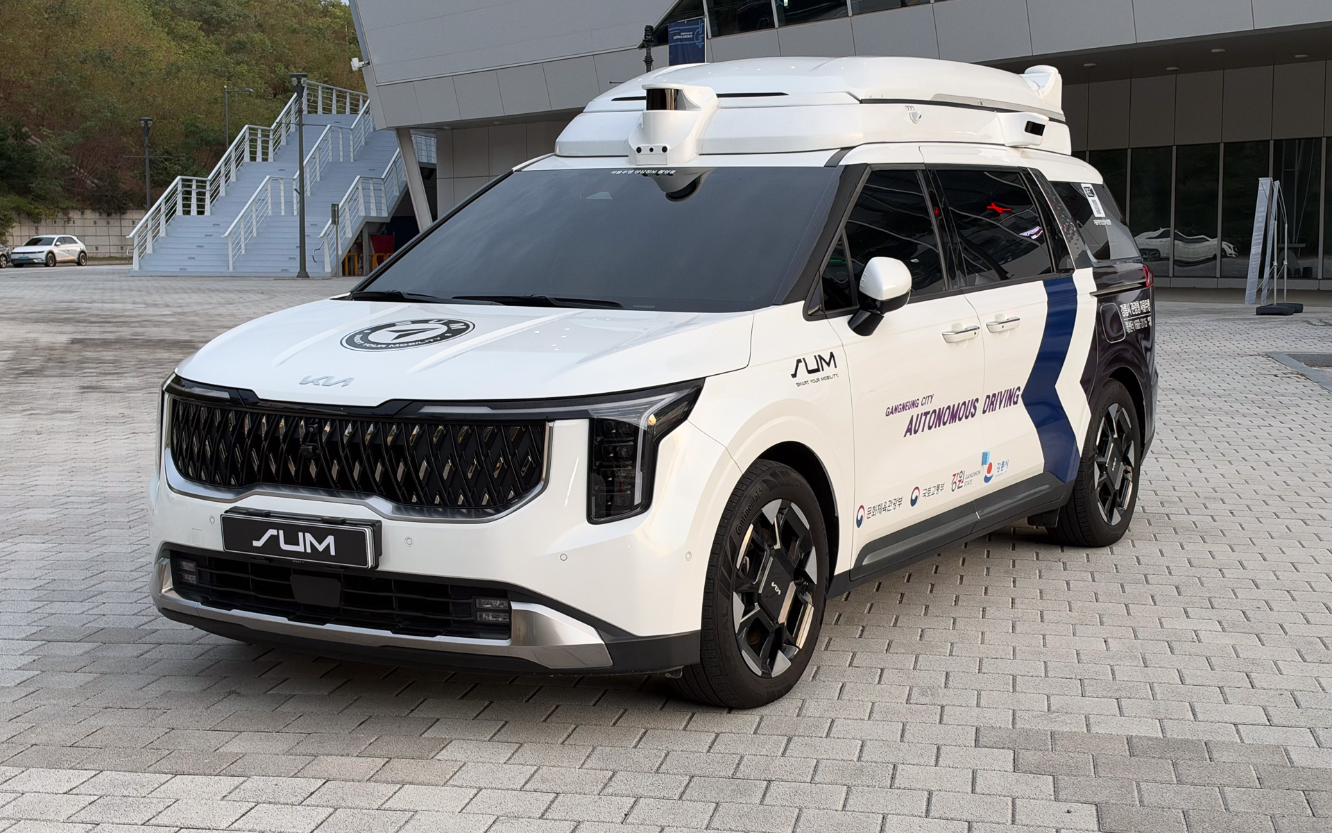 LIDARなど各種センサーを搭載する自動運転実験車