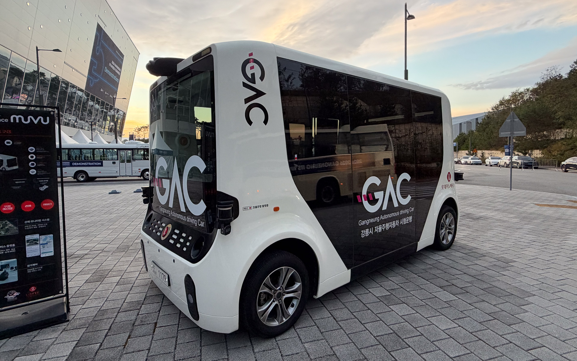 予約をすれば、これら自動運転実験車に乗ることも可能だ
