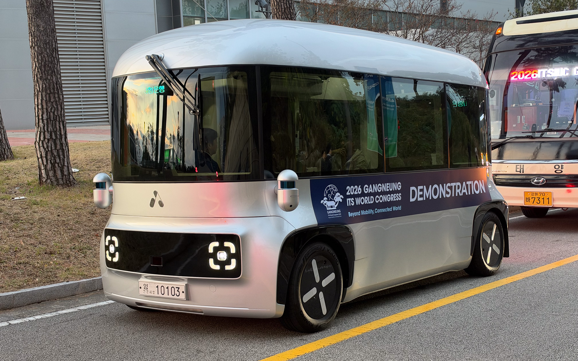 韓国で開催されている「第32回ITS世界会議2026江陵」では、数多くの自動運転実験車が会場まわりを走っている