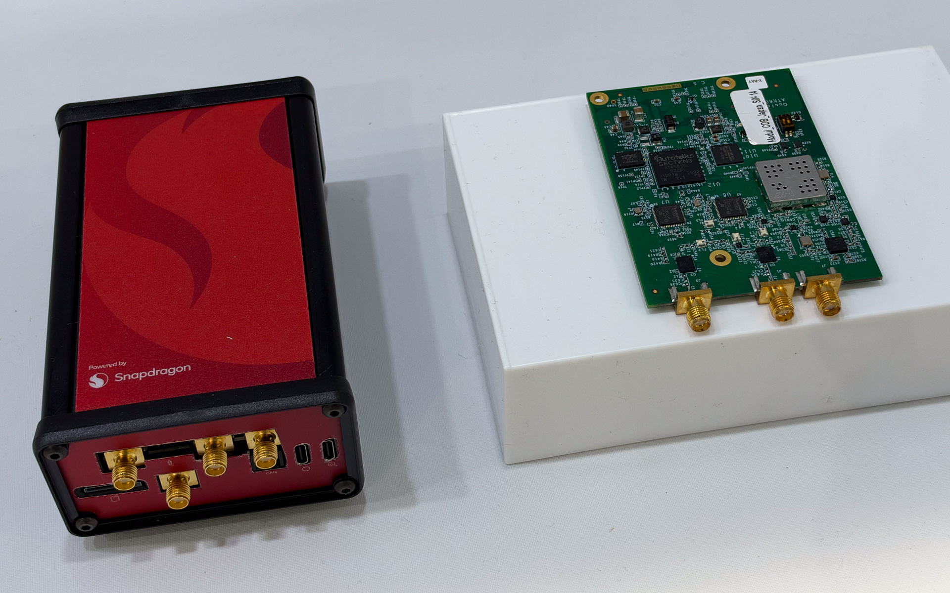 760MHz帯のARIB-T109と、5.9GHz帯のLTE-V2Xや5G-V2Xに1チップで対応するクアルコムの車載半導体