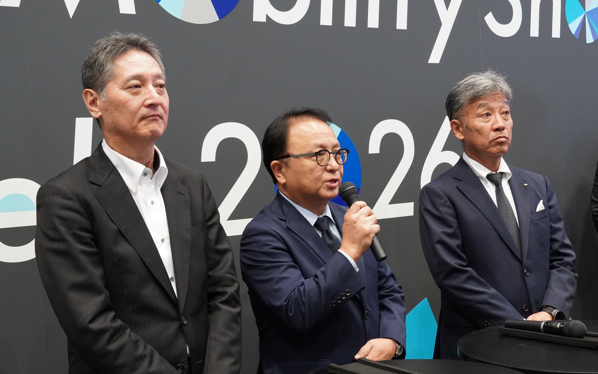 セッション終了後、取材に応じる（左から）ヤマハ発動機の設楽社長、スバルの大崎社長、ダイハツの井上社長
