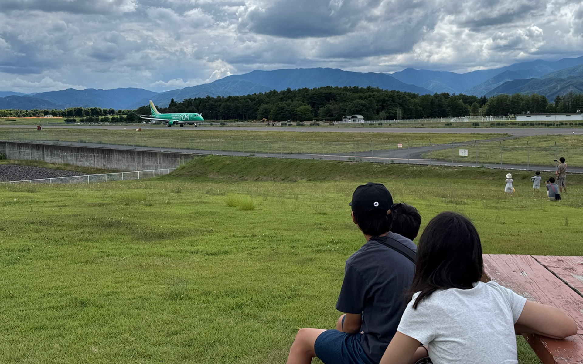 滑走路の真ん前に芝生の広場があり、ベンチに座ったり遊んだりしながら、目の前を疾走していく飛行機を見て大興奮。轟音と風圧でかなり迫力がありました