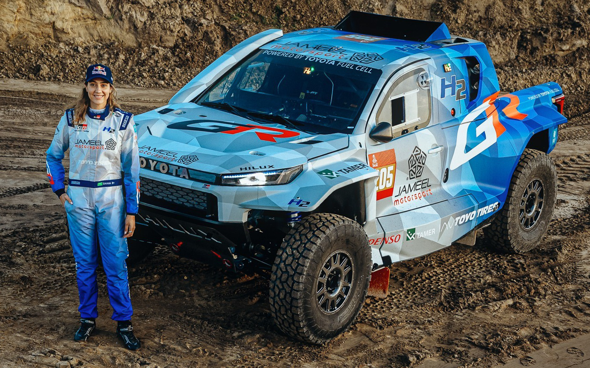 2027年ダカールラリー参戦に向けて製作された燃料電池自動車「DKR GR FC Hilux」とダニア・アキール選手