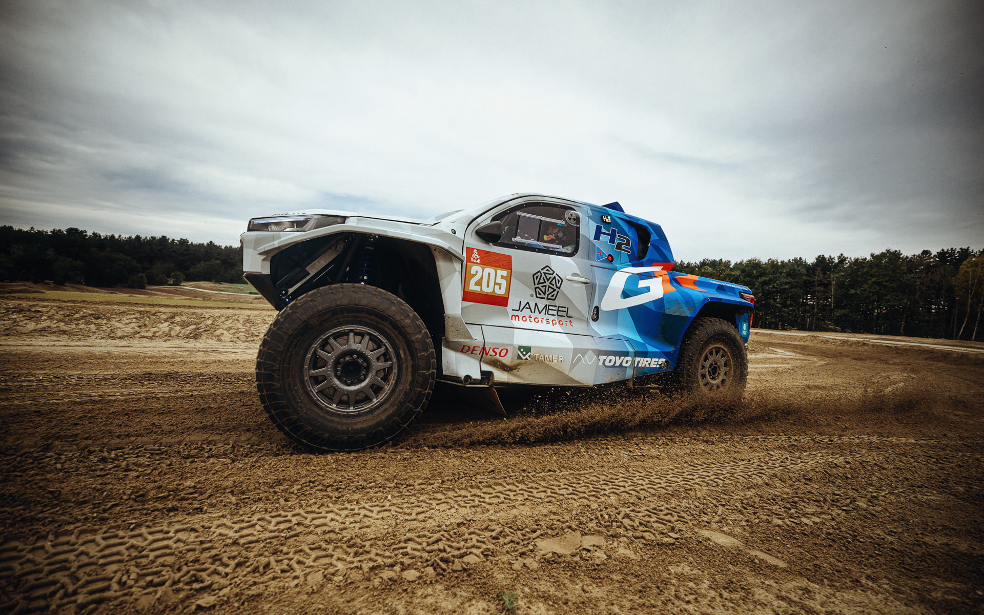 走行テストを行なうDKR GR FC Hilux