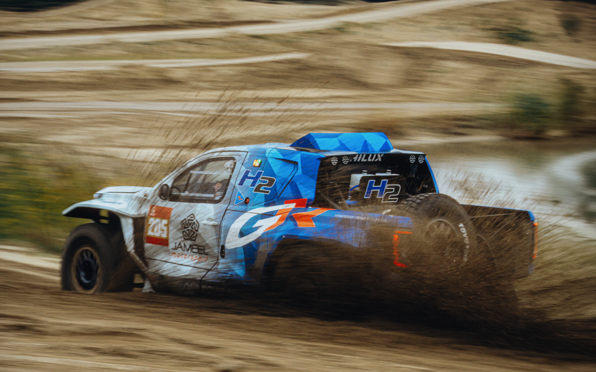 走行テストを行なうDKR GR FC Hilux