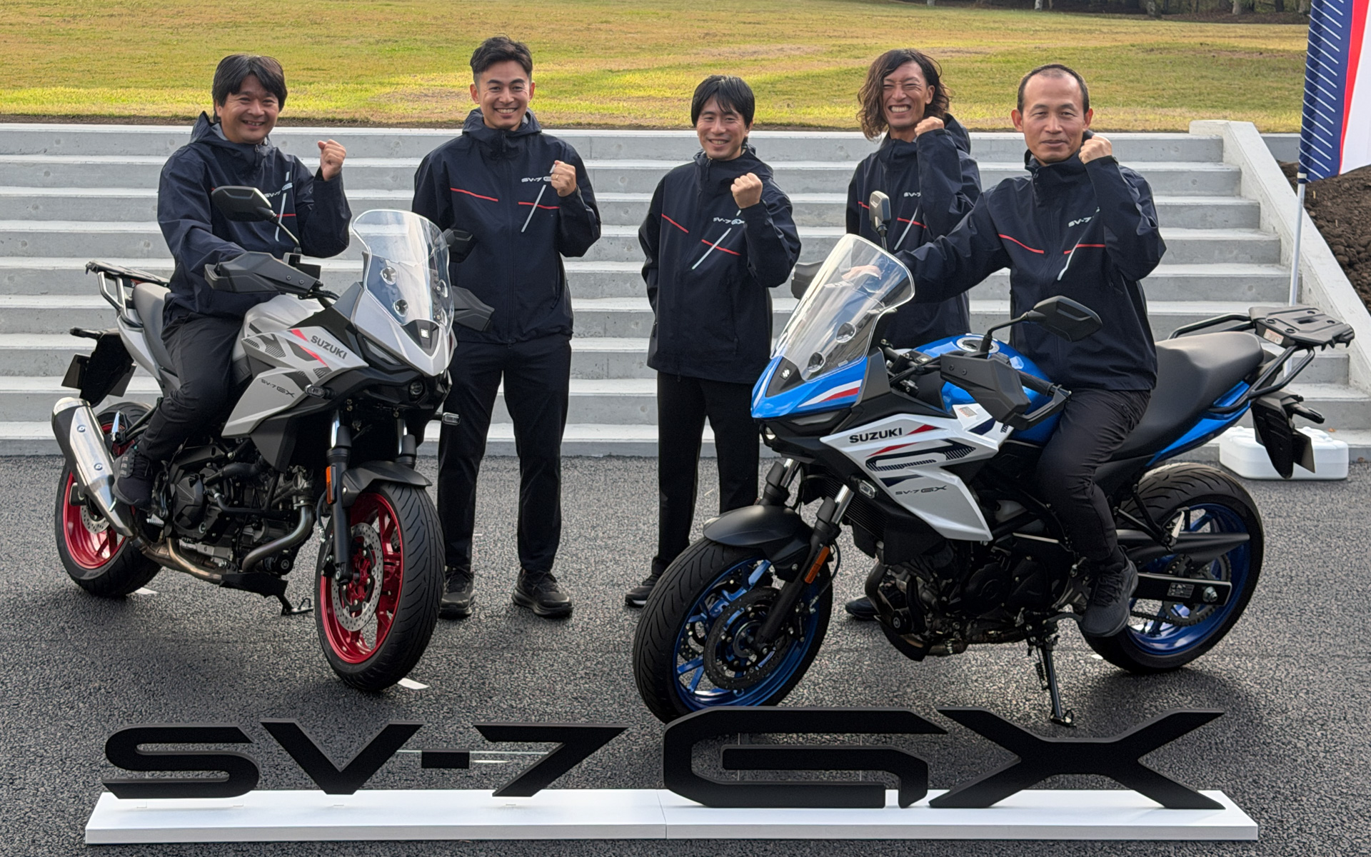 商品説明会に登壇した開発陣。左からテストライダーの赤堀康裕氏、車体設計の甲斐智樹氏、エンジン実験の伊藤篤氏、エンジン設計の小出翔氏、チーフエンジニアの加藤幸生氏