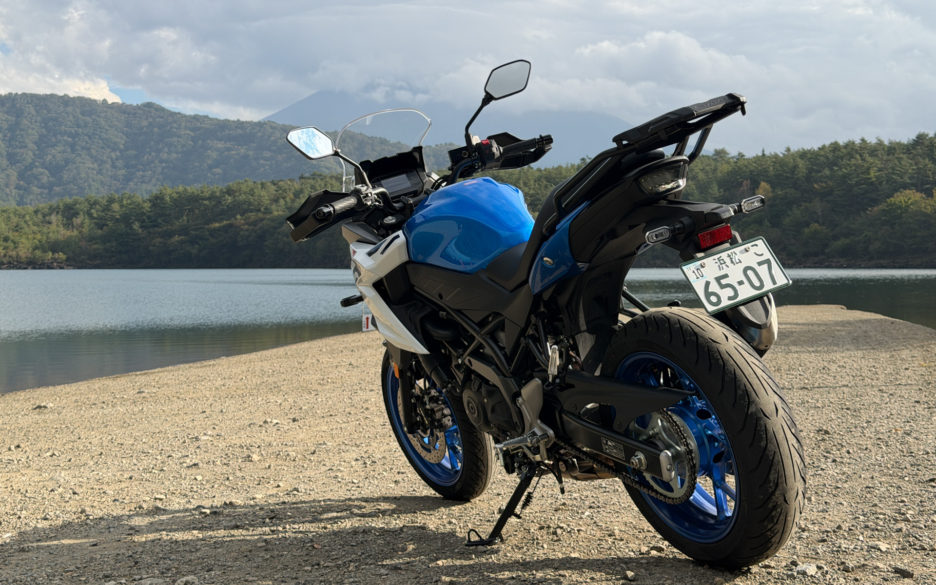 燃料タンクはプレス成型シミュレーションを徹底して追い込むことで、ニーグリップ部のスリムさと足つき性を損なわずに大容量化を達成した