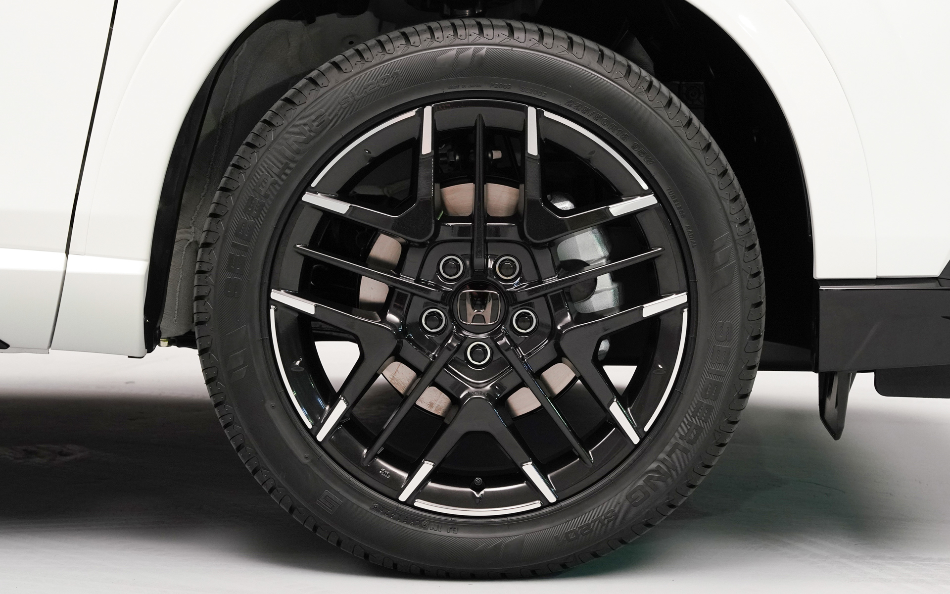 18インチ×7.5J（インセット55mm）アルミホイール「MS-050」、切削/グリントブラック塗装。価格1本5万1238円