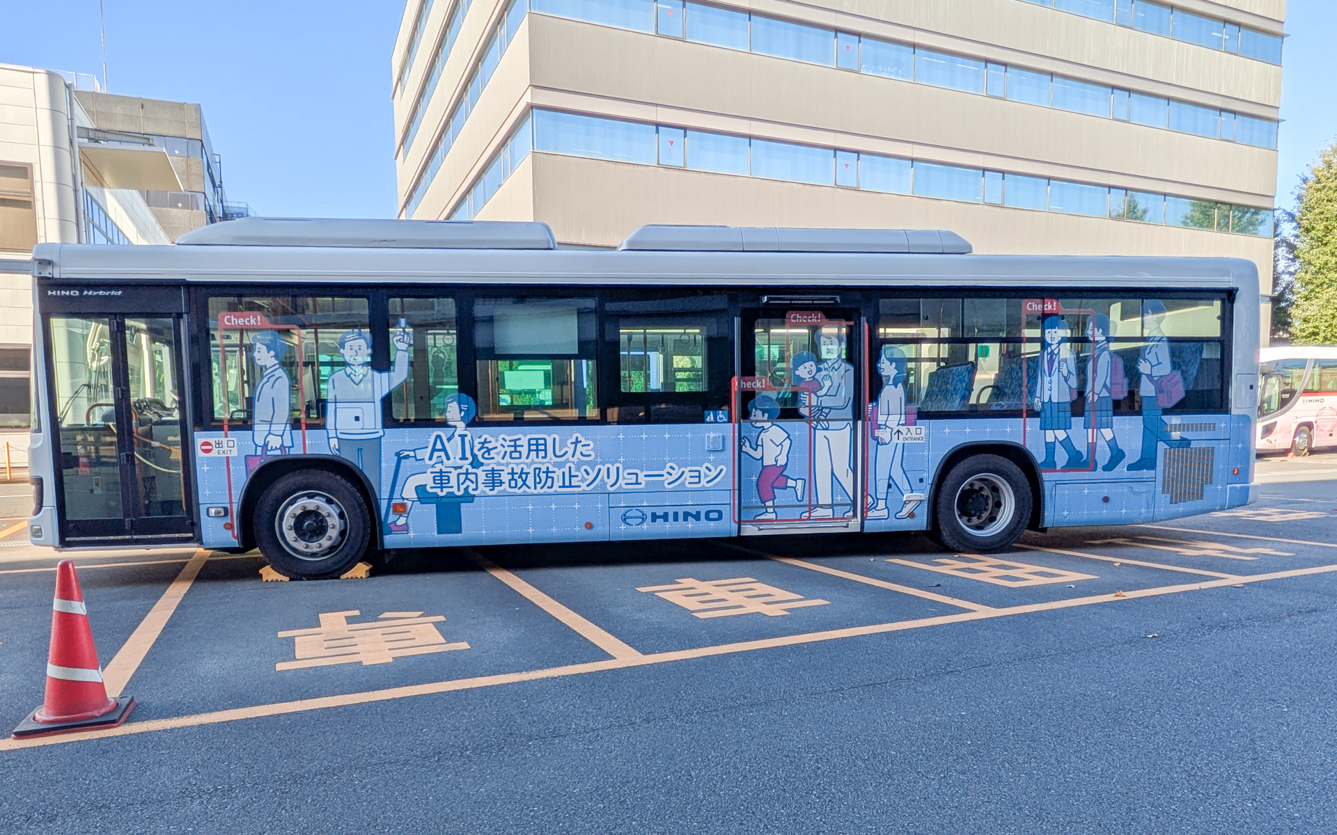 京王電鉄バスグループでは「バス車内転倒事故防止システム」を搭載した練習車も用意している