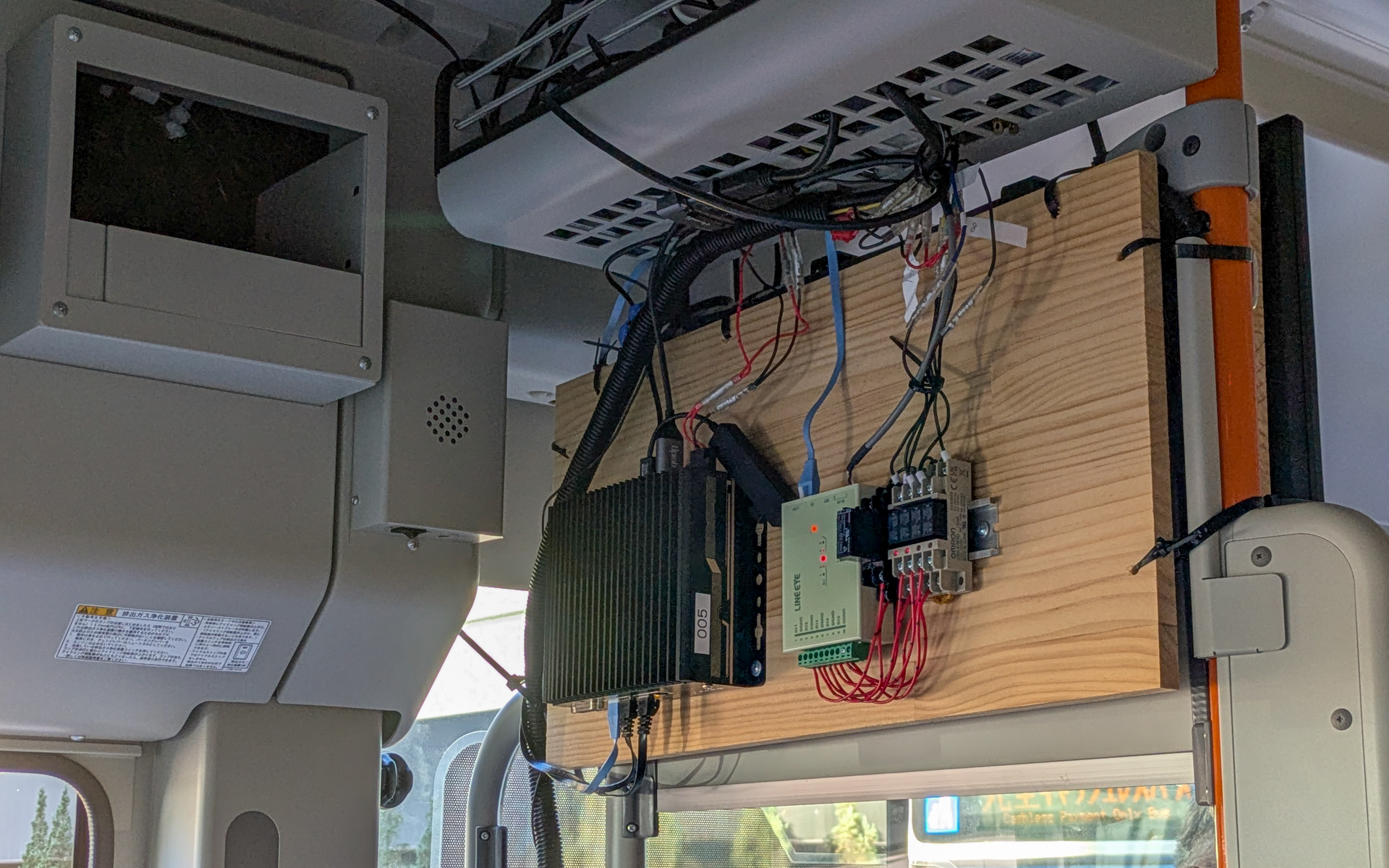 運転席の後ろ上部に映像をリアルタイムに解析するAIの心臓部が取り付けられていた
