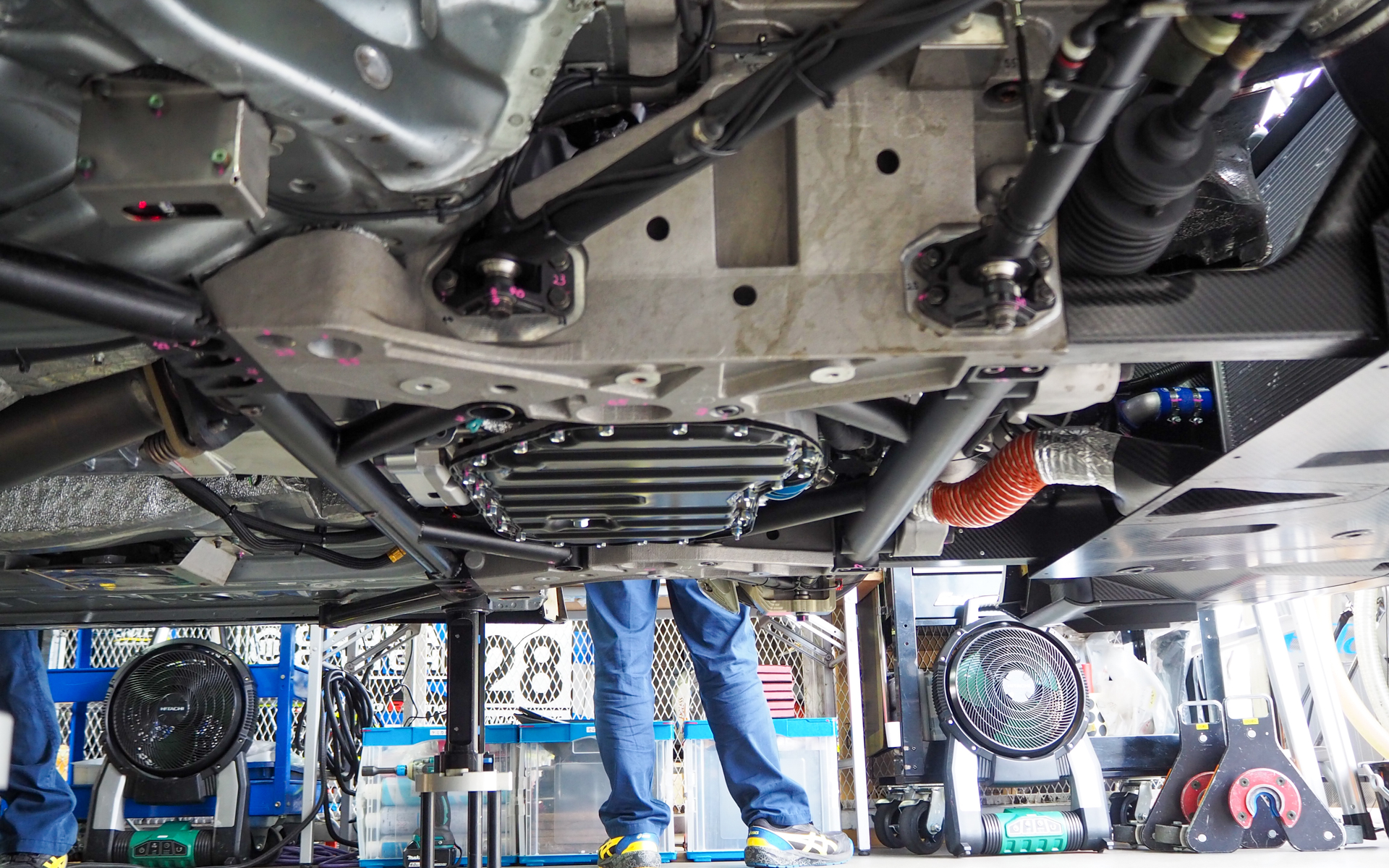 ドライサンプ方式にはしていないもののオイルパンはかなり平らな形状。また走行時はカーボン製のアンダーカバーが装着される