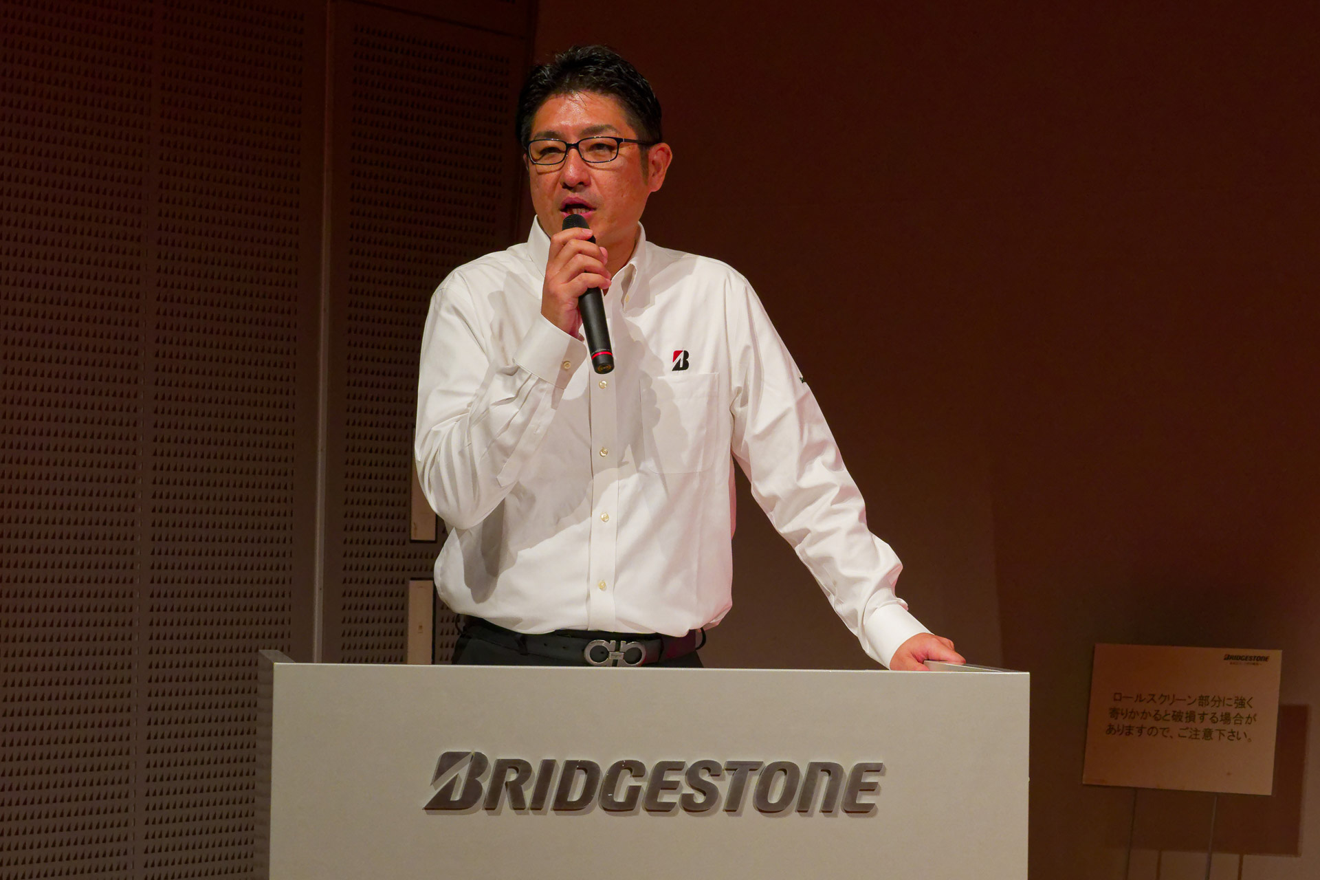 新商品のA42の位置付けなどについて説明する株式会社ブリヂストン グローバルMCタイヤ事業部長 坂上賢崇氏