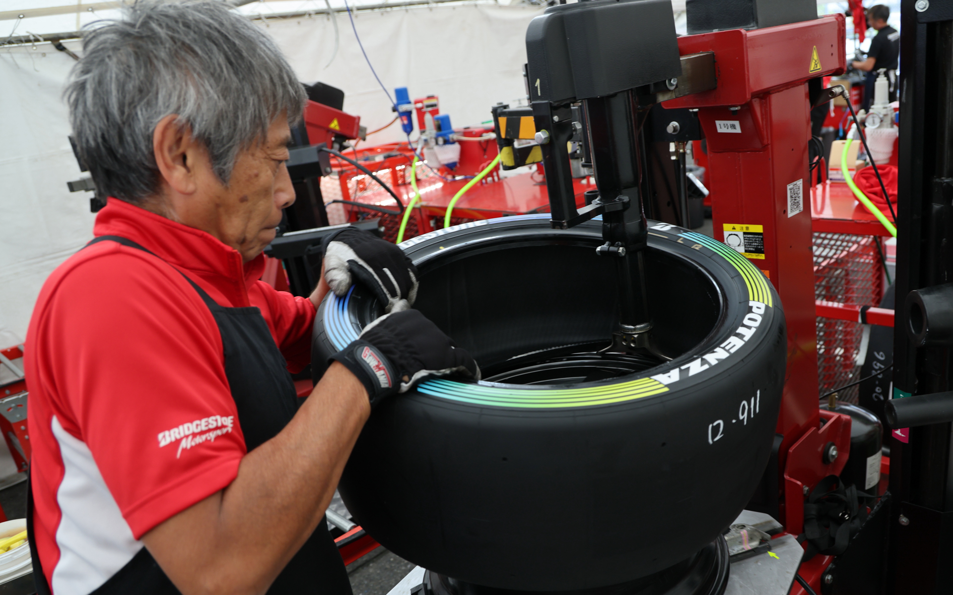 レース期間中は岡山国際サーキットに常設されるブリヂストンテント内では、毎日大量のタイヤ交換を行なっている
