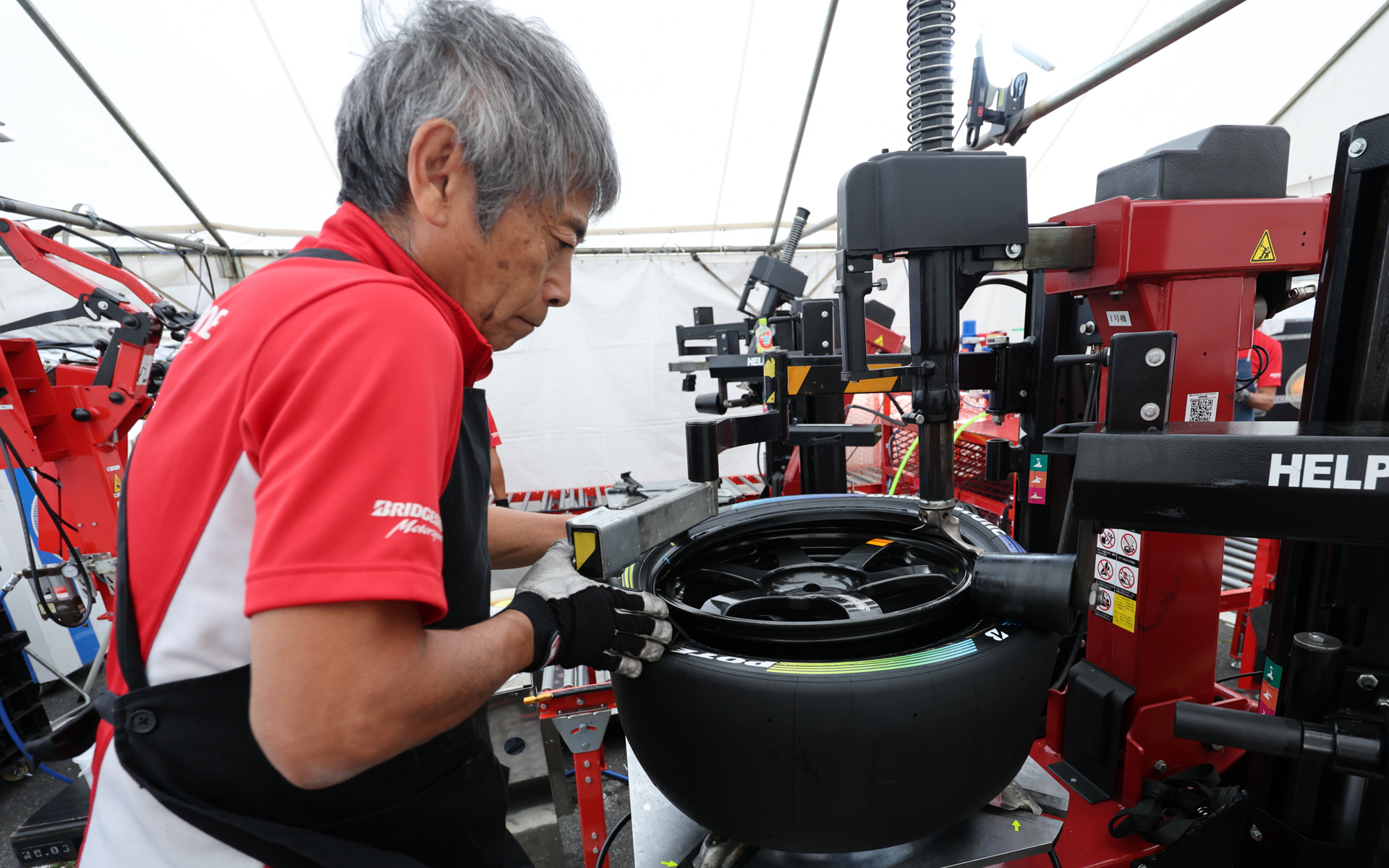 レース期間中は岡山国際サーキットに常設されるブリヂストンテント内では、毎日大量のタイヤ交換を行なっている
