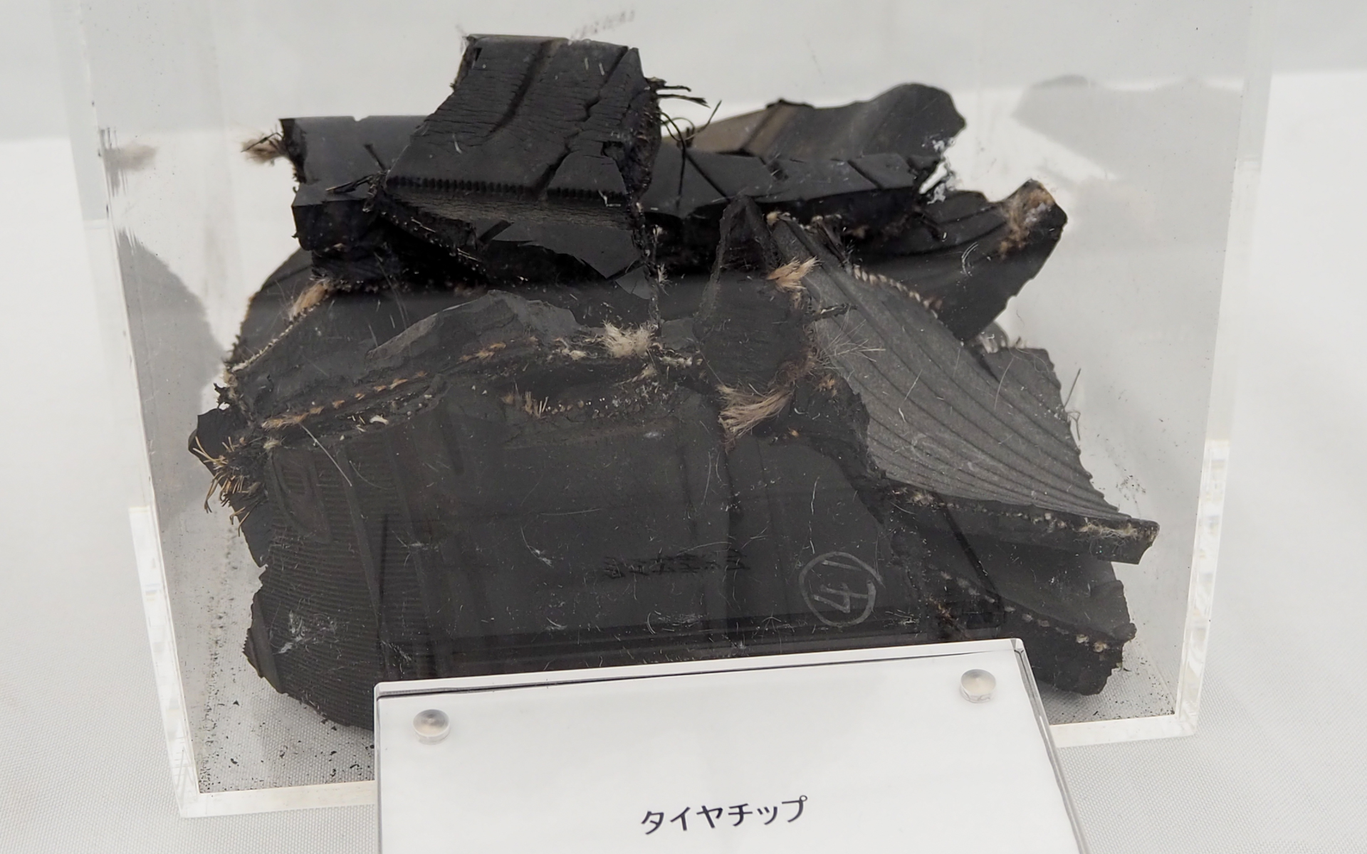 タイヤを断裁して作られるタイヤチップ