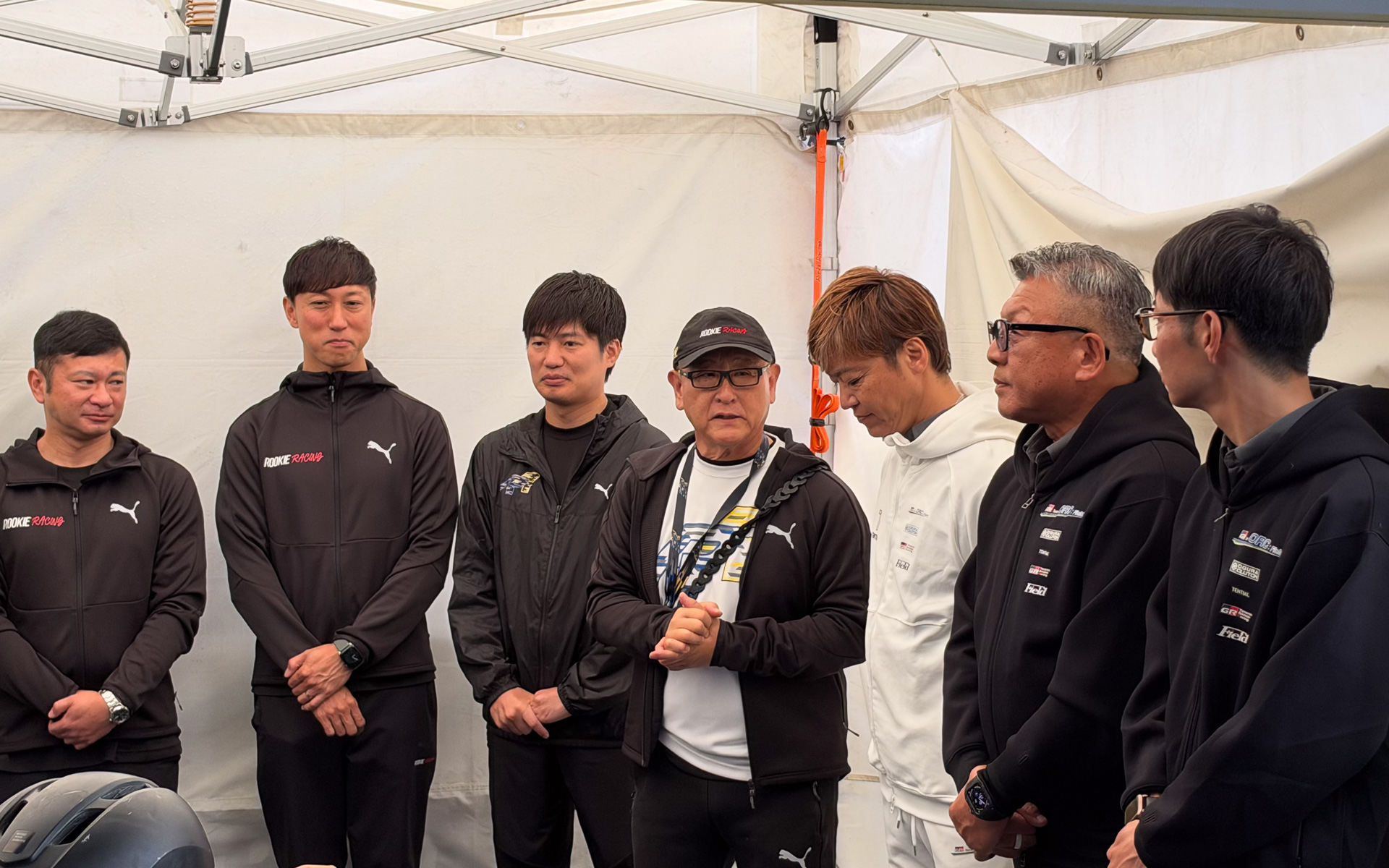 チームとともに朝礼を行なうトヨタ自動車株式会社 代表取締役会長 豊田章男氏（中央）