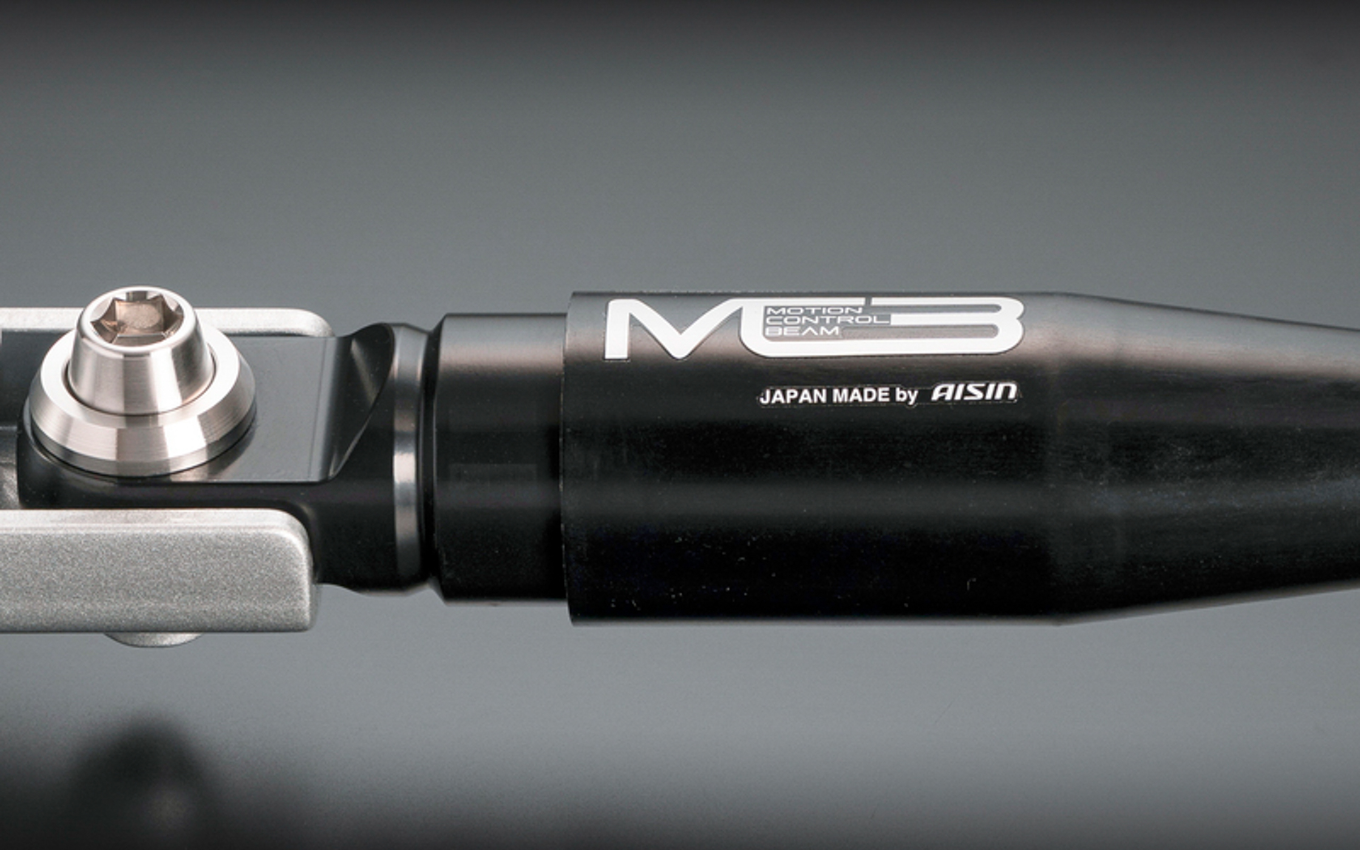 オールステンレス製のマウントワッシャーと台形キャップボルトを組み合わせ、MCB本体とブラケットを強固に接続