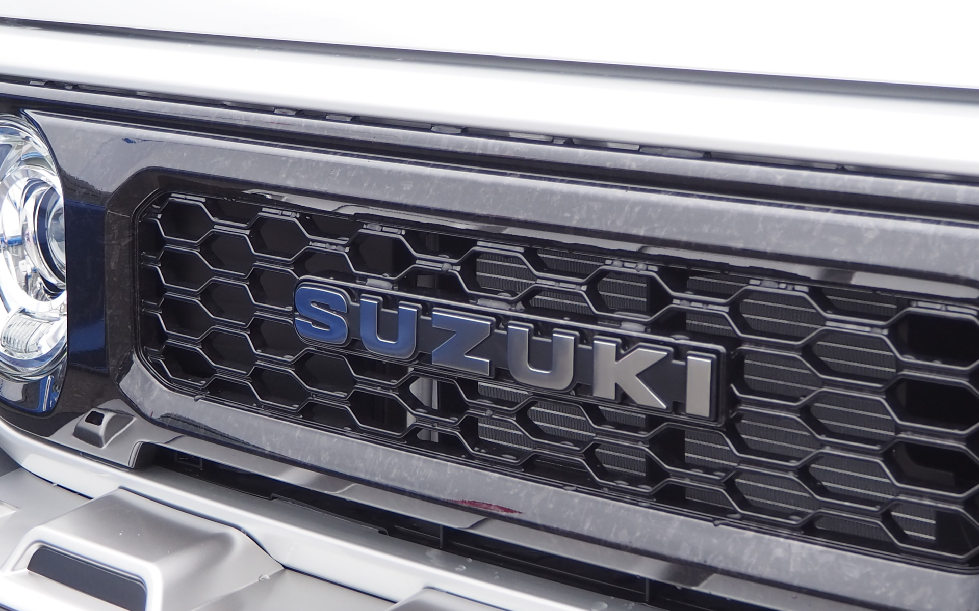 フォージド（FORGED）カーボンを再現しつつ、純正グリルの「SUZUKI」は白文字だが、開発中の製品は光沢のないシルバー調となっている