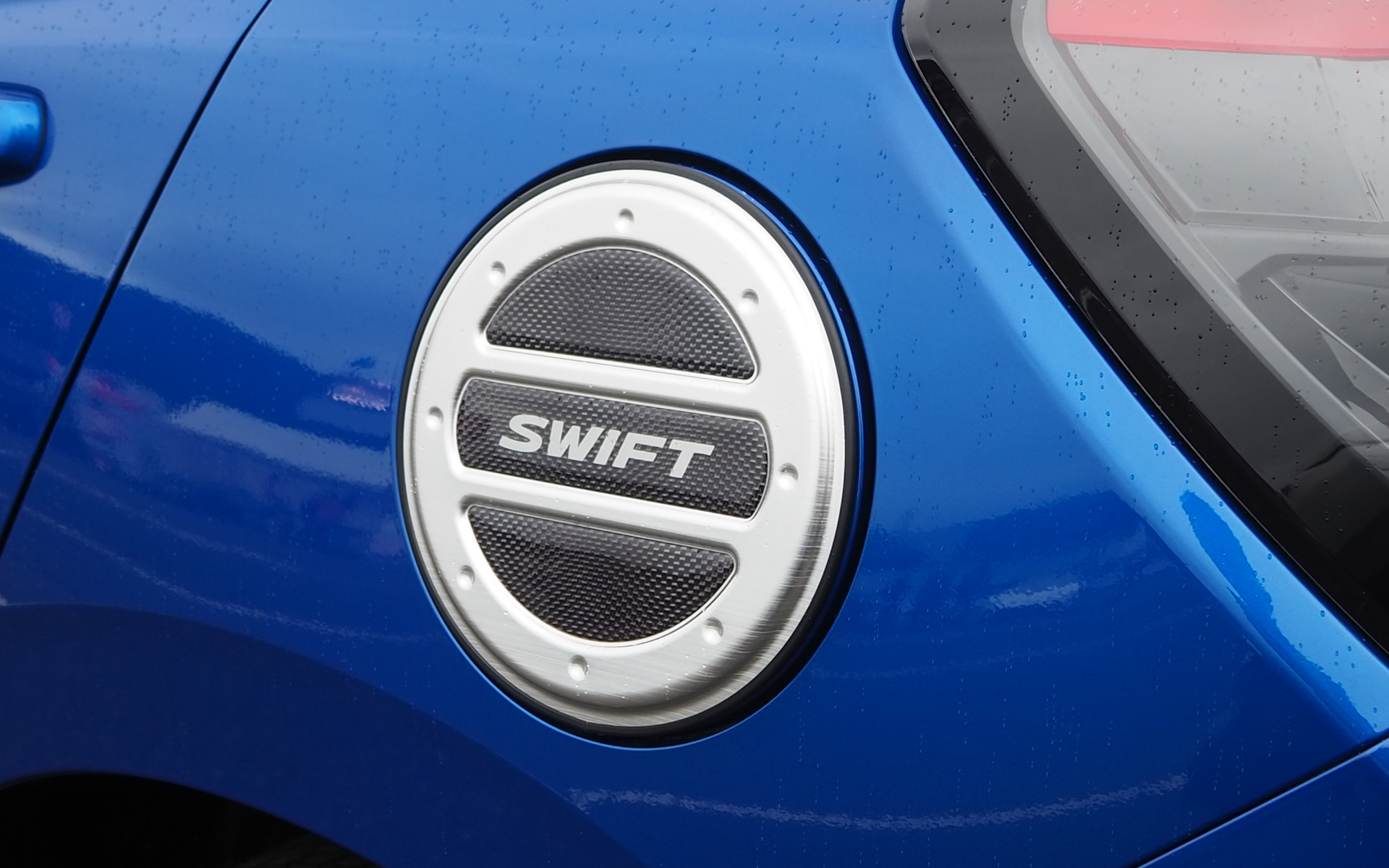 SWIFTロゴも入るフューエルリッドカバーは、アルミ＋カーボン調ビトロ製で1万1000円
