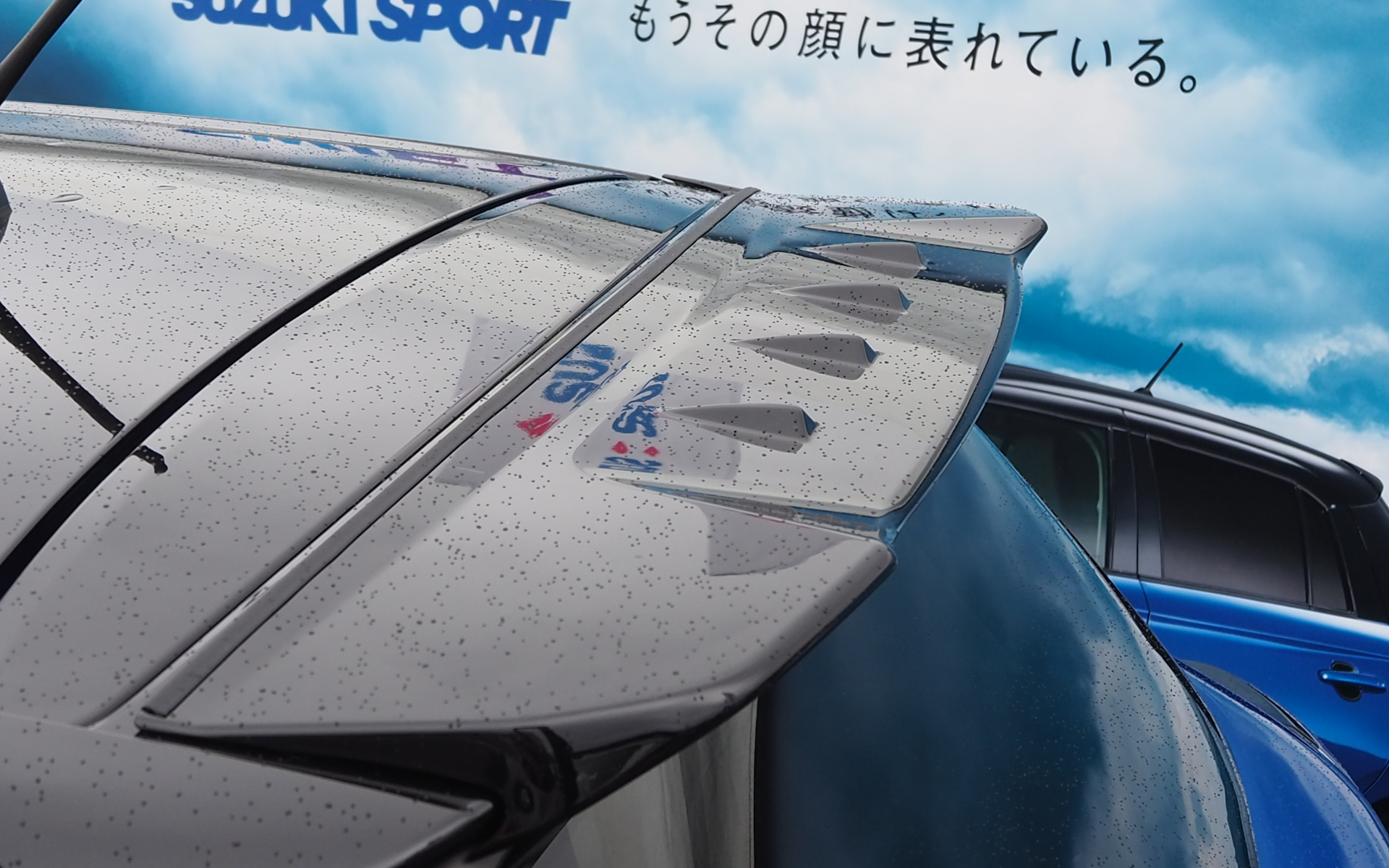 参考出品の「ルーフエンドスポイラー」